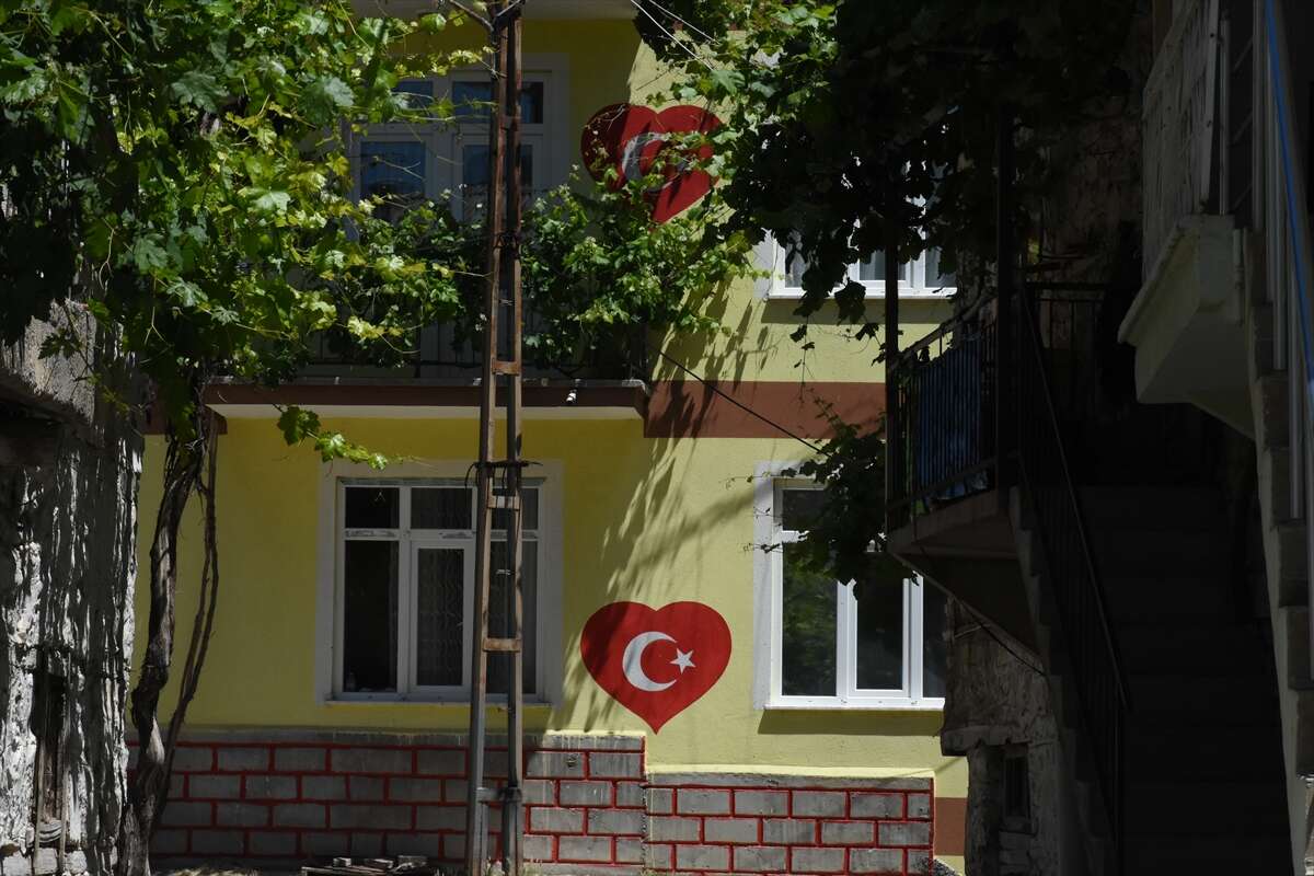 Konya’da muhtar aşkı için fırçayı - boyayı eline aldı, mahalleli sıraya girdi 8